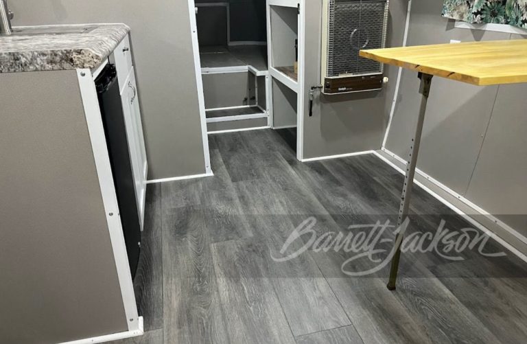 UV #420 kitchen dining area